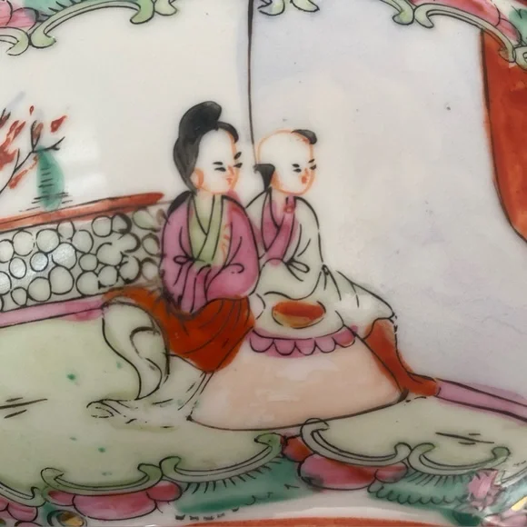 Late 20th century Rose Medallion large bowl, 9” across, Made in Japan/Hong Kong - Picture 15 of 16